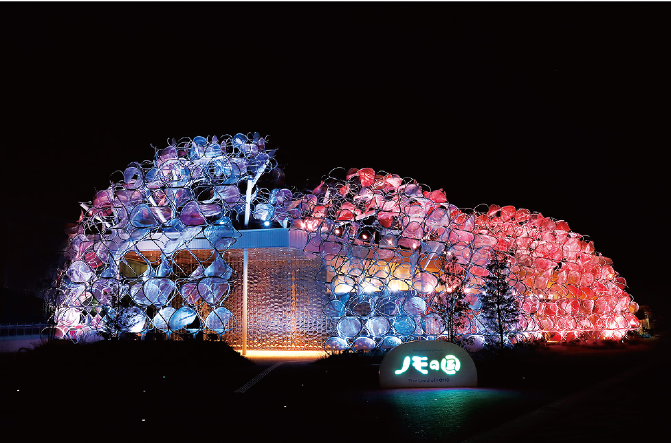 ミャクミャクカラーに染まるファサード