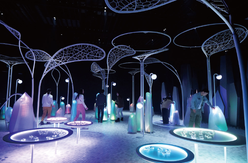 床面の光だまりが演出に合わせて明滅する「ノモの森」