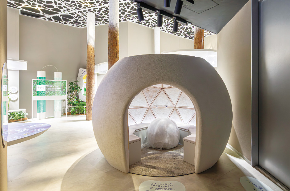 天井から内部にマイクロLEDの映像が投影される。菌糸パネルで覆われた「バイオセンサリードーム」