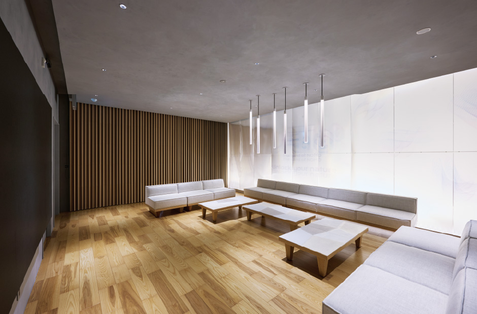 有機ELテレビの廃材でできた、VIPルームのプリズムシート光壁（右）とプリズムシートペンダントライト