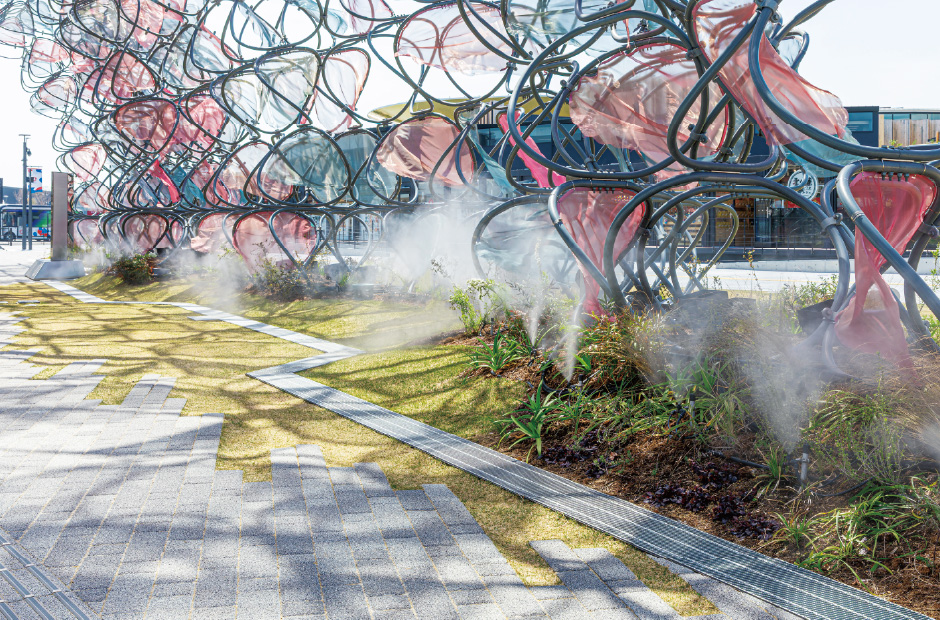 ファサードのシルキーファインミスト。夜間にはライトアップされる