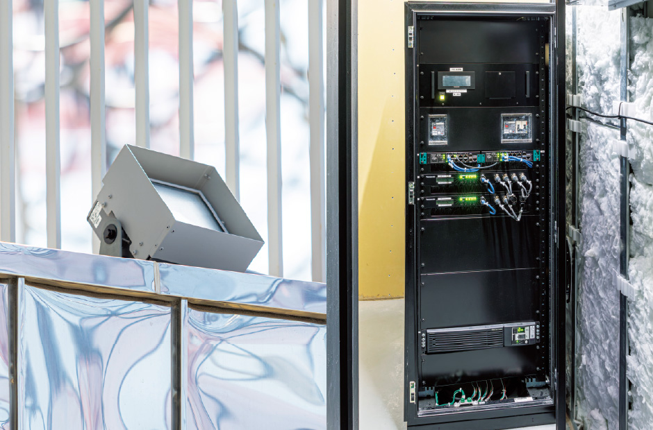 ライトアップ用投光器「ダイナワン」（左）と各種設備を制御する、「コントローラAREAS」（右）