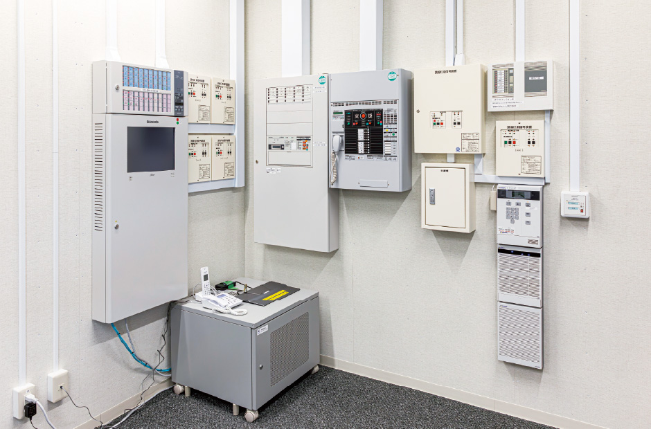 集約された中央監視盤（左）自火報設備（中央）非常放送設備（右）