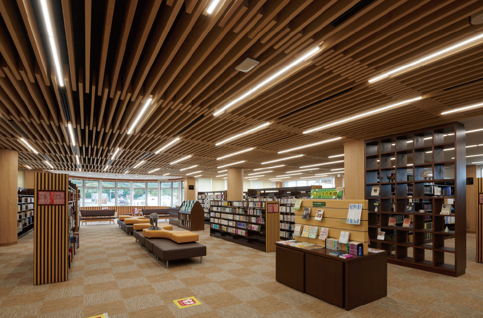 3階には一般図書や郷土資料が揃う。地元産赤松材とLED照明器具が一体感のあるデザイン