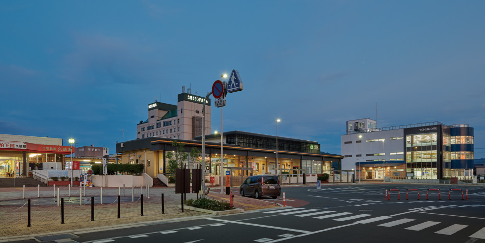 三陸鉄道とJRの久慈駅前に新しいにぎわい拠点となるYOMUNOSU（右）が誕生