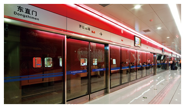 東直門駅構内のプラットフォーム用ドアシステム。