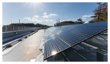 校舎の屋上に設置された太陽光パネル。発電効率と立地条件の良さで、職員室の使用電量をほぼカバー