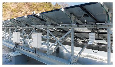 太陽光パネル裏にコンパクトに収められた機器類。右から気温計気象変換箱、接続箱など