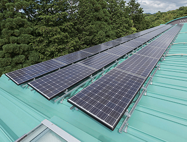 屋根上に設置された太陽電池モジュール HIT238A
