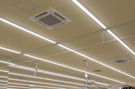 店舗中心部照明に採用された LED ベースライト「iD シリーズ」