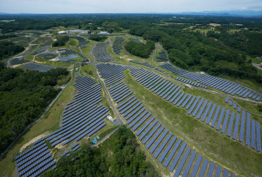 63,000枚の太陽電池モジュールで16MWを発電する太陽光発電所