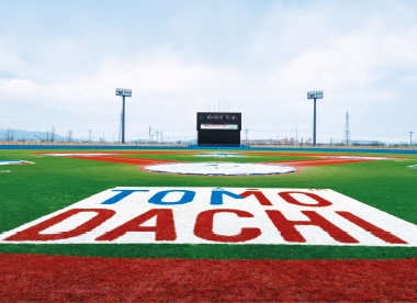 TOMODACHIプロジェクトによって改修された市民球場（センター122m・両翼100m）のグラウンドスコアボードもフルカラーLEDに一新