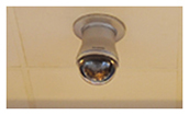 セキュリティカメラ：映画館の外と中に監視カメラを含むセキュリティシステムを提供。