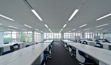 4階執務室ではLEDなど3種類の高効率照明器具が比較・体感できる