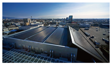 太陽光発電システムの効率を高めるため、パネルを設置した屋根が30度傾斜されている