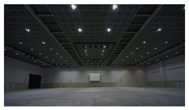コンベンション以外に各種資格試験会場にも使える照明環境を有した展示ホール