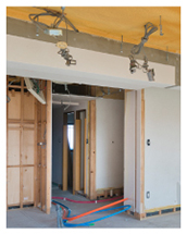 間取り変更のために天井を落としたリビング部と天井を残した廊下部。