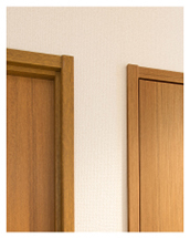 既設枠を残したドア枠（左）と 新設したドア枠（右）