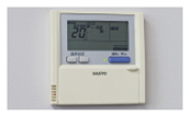 各教室には設定温度変更が制限されたコントローラを設置