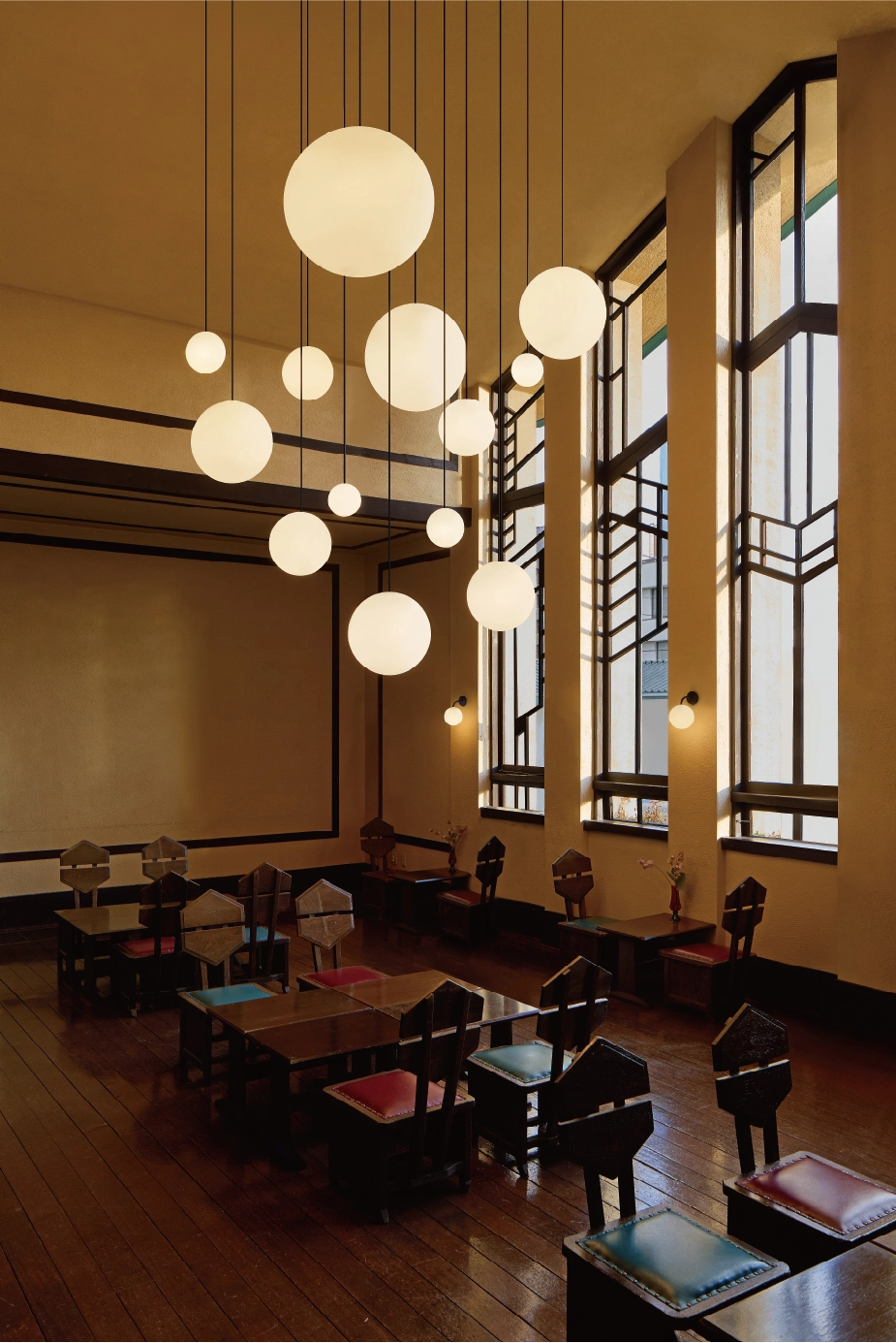 多灯付けされたペンダントがロビーを照らす様子