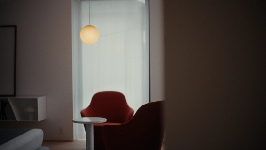 球形のペンダントが設置された空間