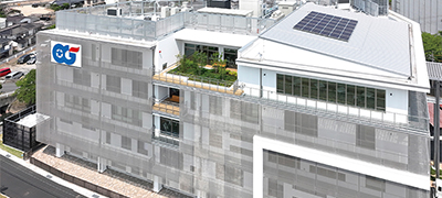 岡山ガス株式会社様は1910年に岡山の地に創業。以来110年以上、岡山県内で都市ガスを供給されてきたインフラ企業です。2021年11月に、同社は地上5階建て・延べ床面積約4,000m2の新本社ビルを竣工。同社の主要取扱商品であるガスを活用し、BELS認定（ZEB Ready）を取得したオフィスビルとして、県内外の注目を集めています。ZEBリーディングオーナー及びZEBプランナーとして、「ガスでもZEBが可能であること」を証明した同社の取り組みについて、お話を伺いました。