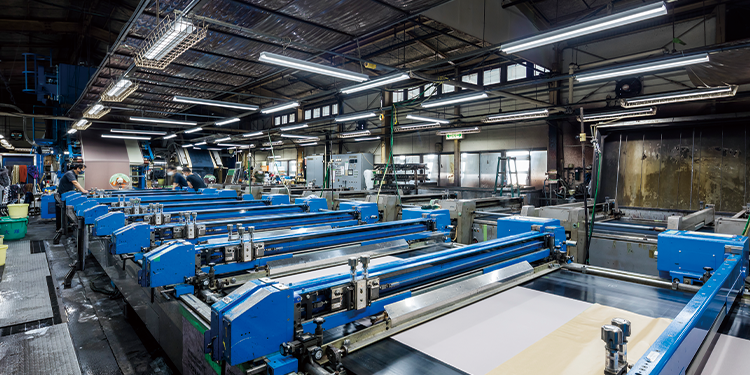 工場内：床面方向が明るくなる反射笠付型をご採用