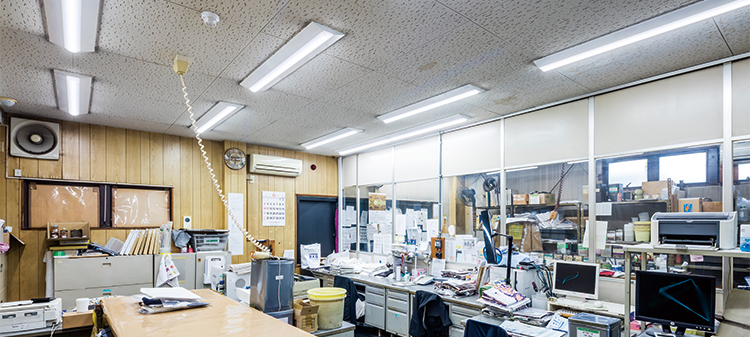 事務室では、製品の色味の確認等を行います。お取引先様によって視環境が異なるため、Ra95の高演色夕イプとRa83の通常タイプを交互に設置されています