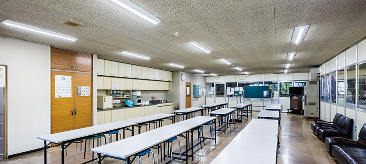 食堂にも同じく部屋全体が均一に明るくなる富士型をご採用