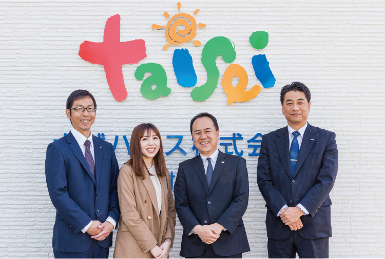 左から五光電機 山口様、当社長崎電材営業所 朝日、大誠ハウス 金子様、当社長崎電材営業所 犬丸