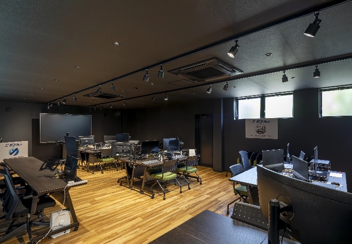 同社は高速道路のトンネル照明・トンネル標識・道路照明・管球等