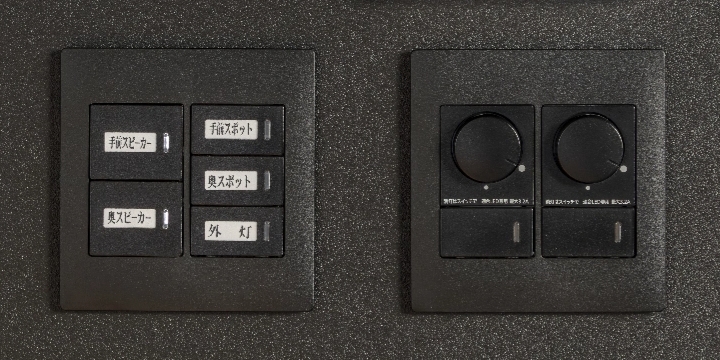 新事務所は“カフェ風”がコンセプト。照明器具は一般的なベースライトではなく、スポットライトとダウンライトで設計。