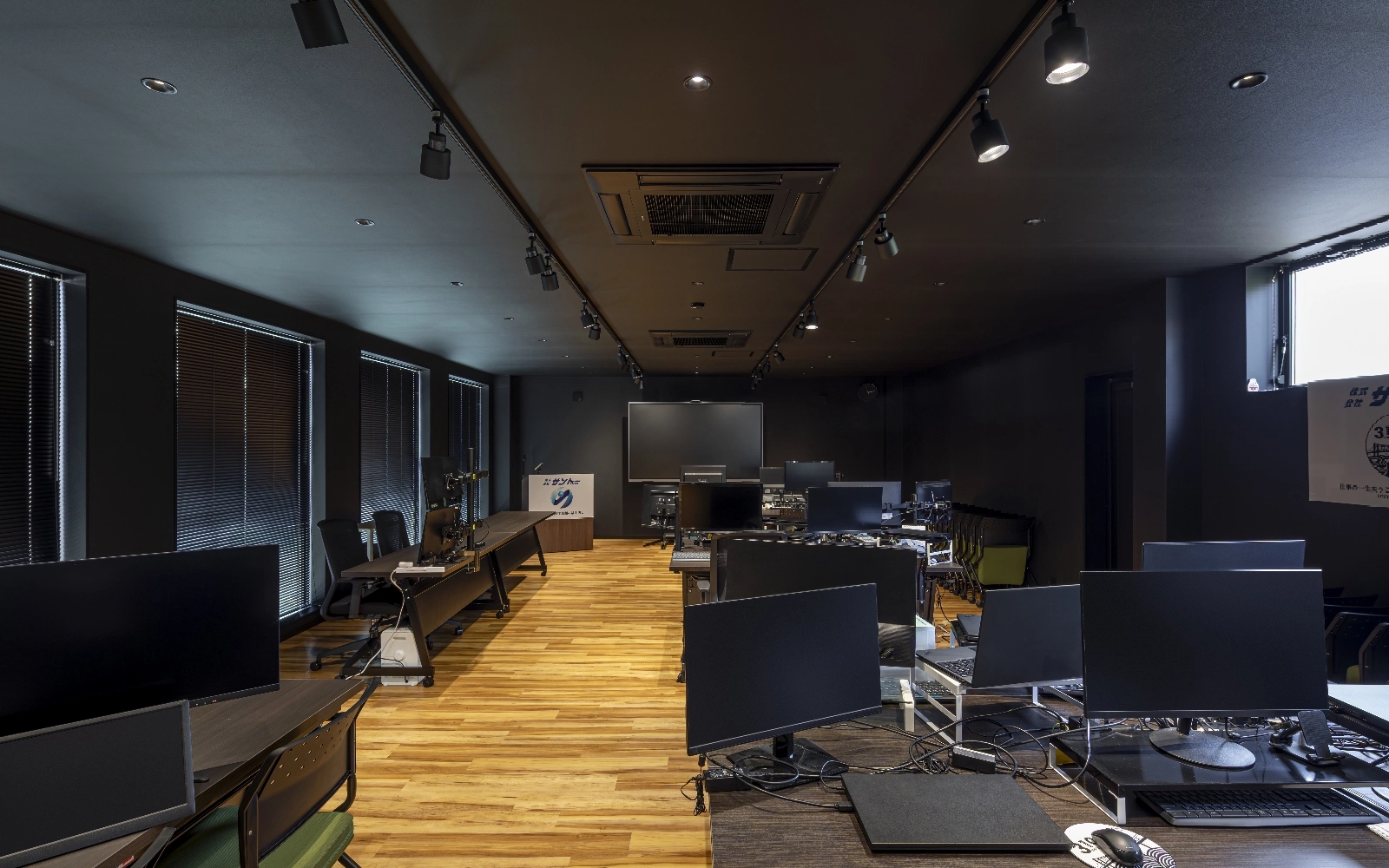 スポットライトのみ、ダウンライトのみをそれぞれON/OFF可能。 会議の時は、前方のみ消灯し、プロジェクターを見やすく、手元は明るくしている。