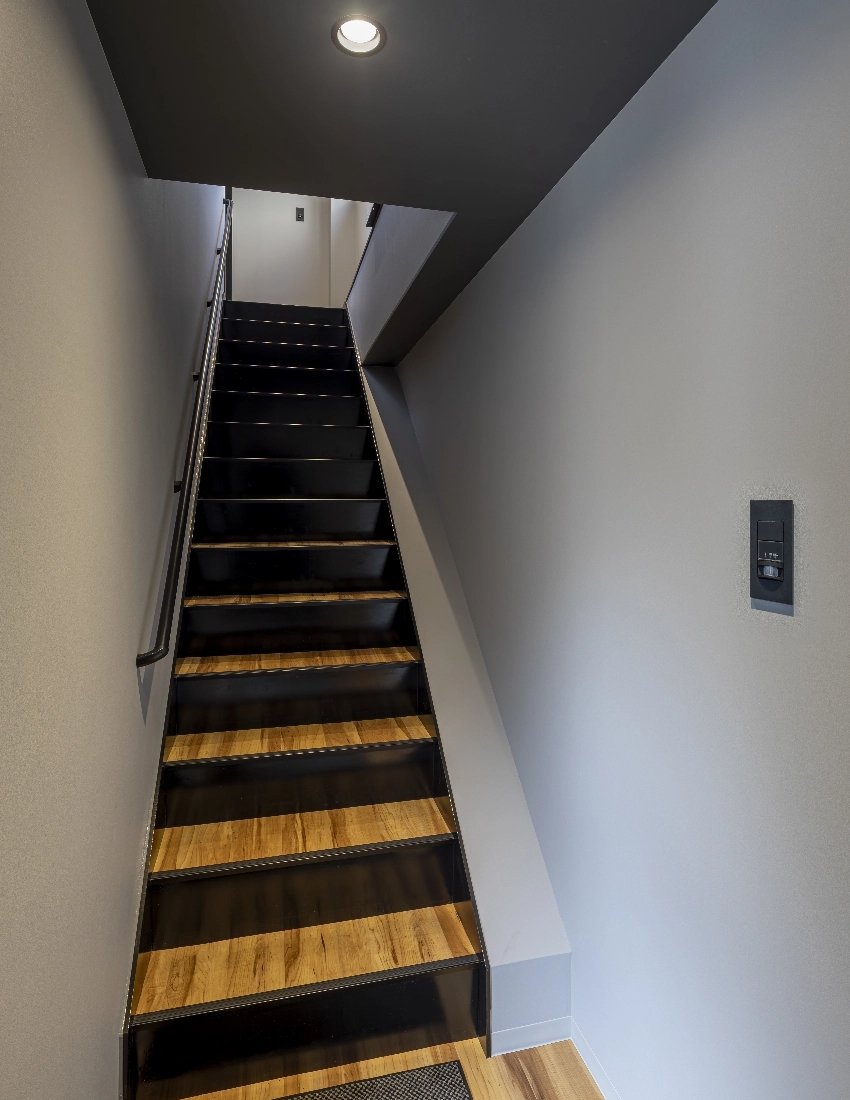 階段はかってにスイッチがセンサで 人を検知して照明を自動でON/OFF