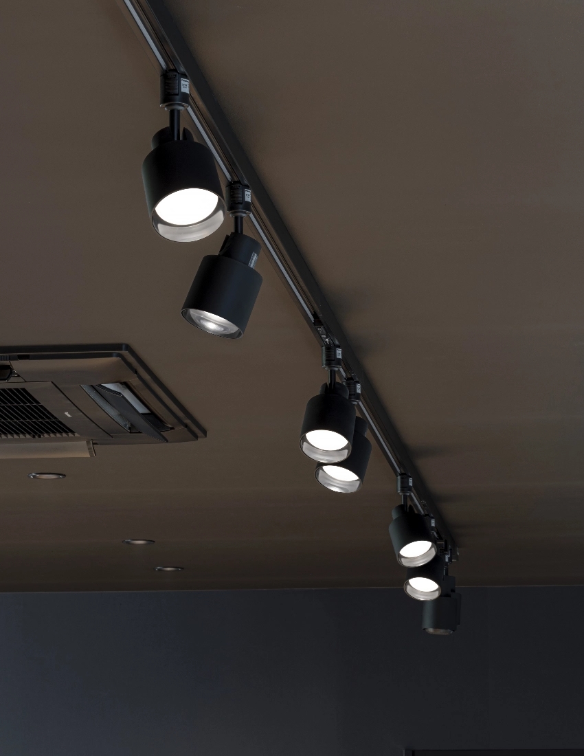 OSラインダブルで上下2回路に分けて、上段をスピーカー用、 下段を調光用照明器具とすることで、照明のON/OFFと、 スピーカーのON/OFFを別々に行うことが可能。