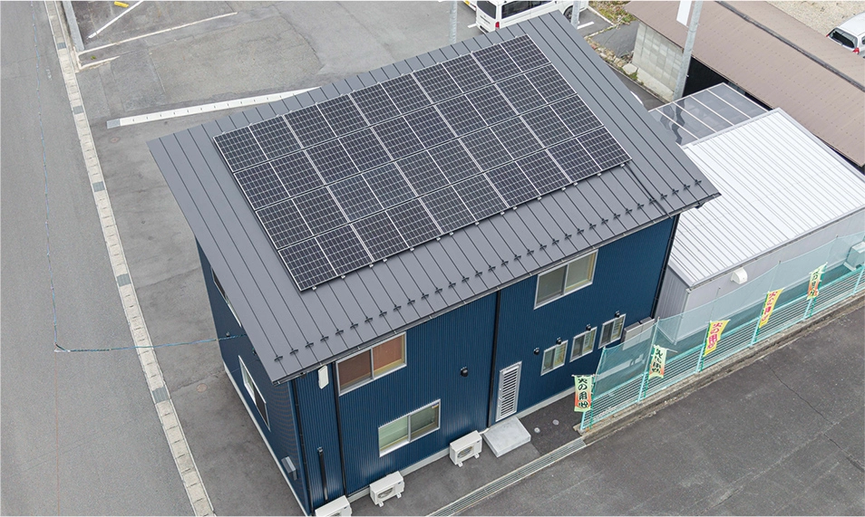 事務所屋根に設置された太陽光発電システムの写真