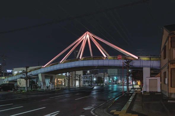 フルカラー投光器でライトアップされた橋梁の夜景写真