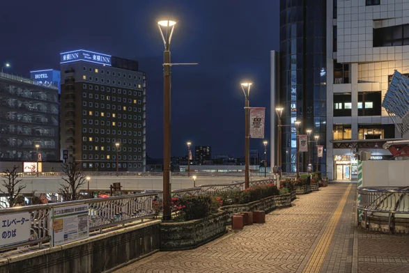 LED街路灯に更新されたJR宇都宮駅ペデストリアンデッキの夜景写真