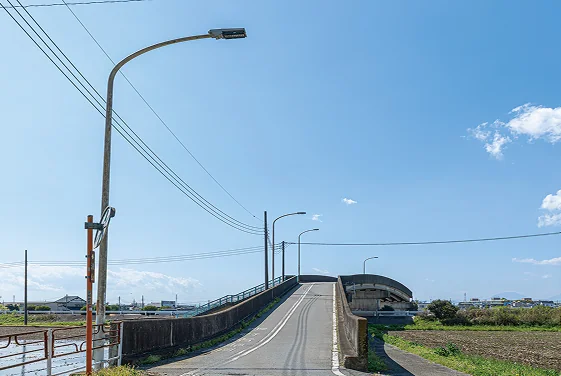 遮光板を取り付けた道路灯を採用した郊外の道路の写真