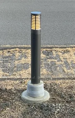 交換後：QQポールで基礎工事なしに更新した市営住宅のローポールライトの写真