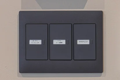 壁面に設置されたアドバンス スイッチの写真