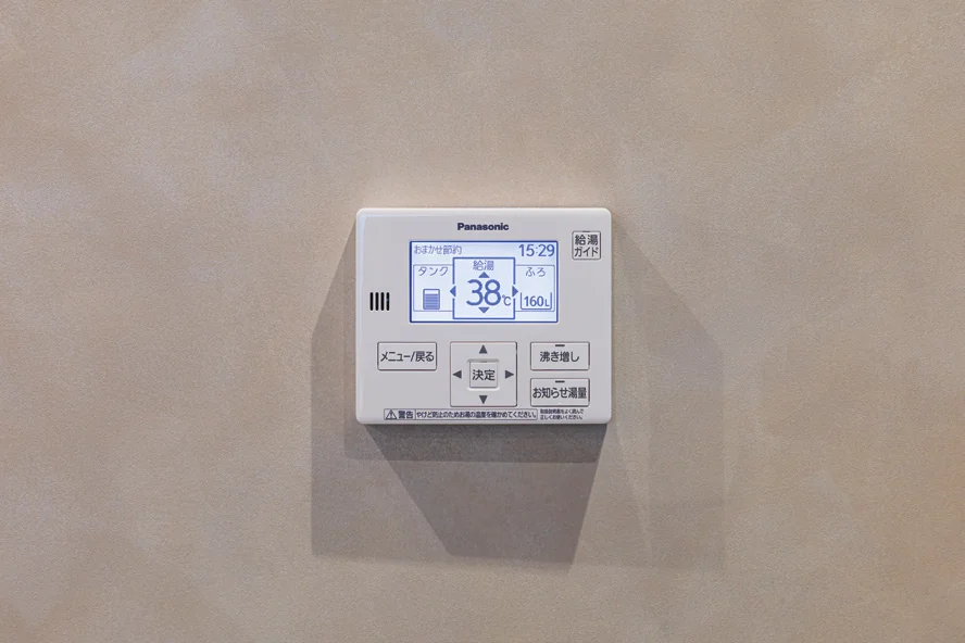 壁面に設置されたエコキュートリモコンの写真