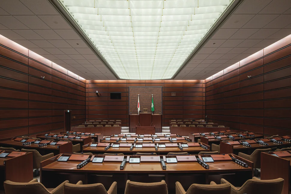 議場の照明を50％に調光した状態の写真