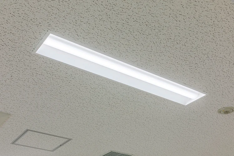 天井に設置されたリベコム専用LEDベースライトの写真