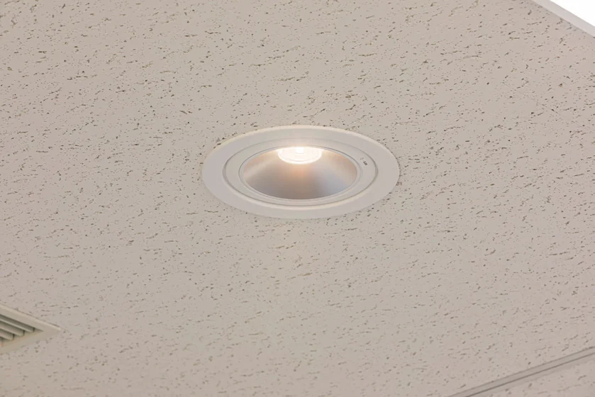 天井に設置されたリベコム専用LEDダウンライトの写真