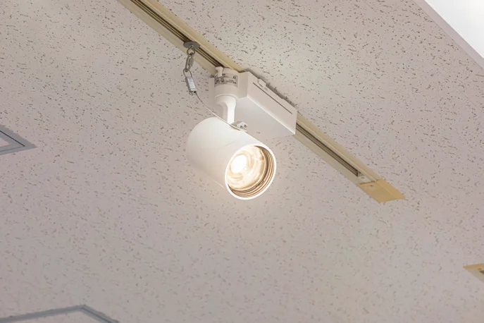 天井に設置されたPiPit調光LEDスポットライトの写真
