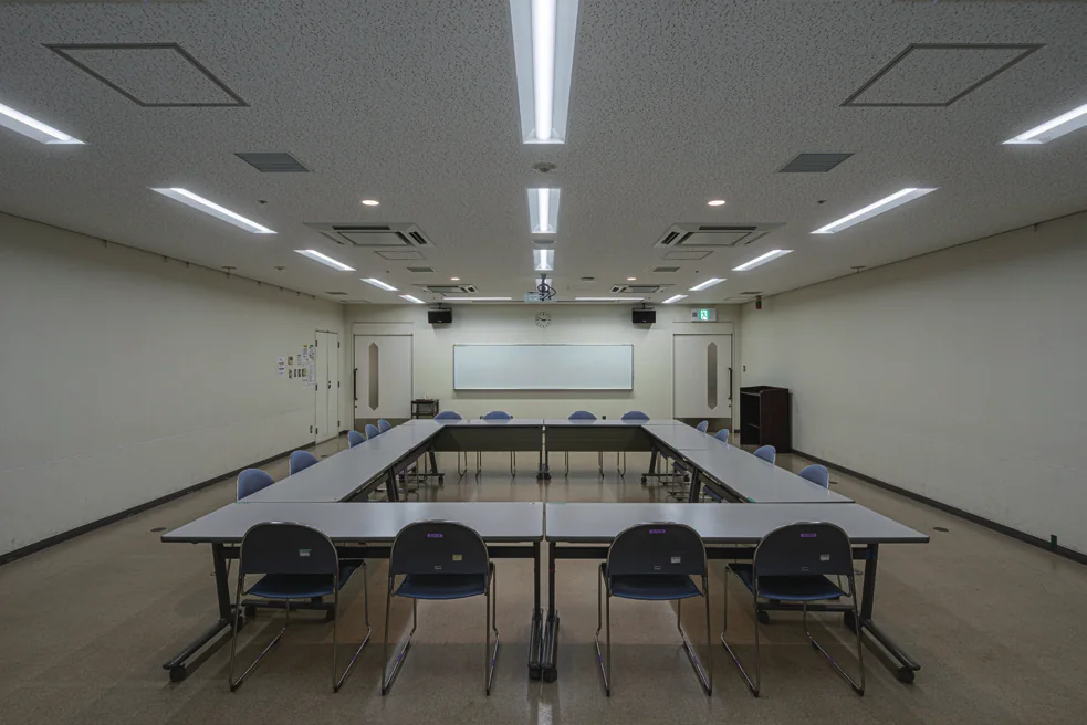 会議室の照明を30％に調光した状態の写真