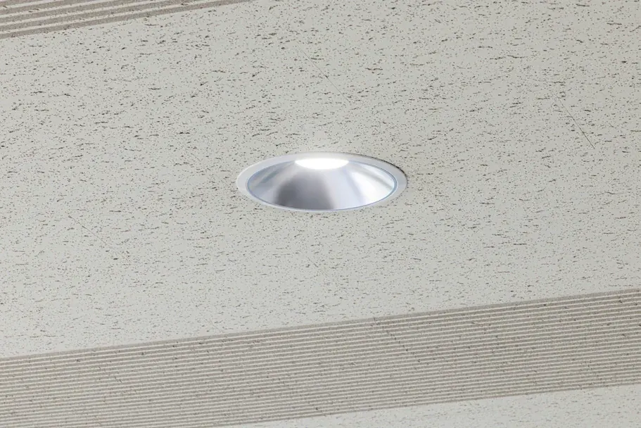 天井に設置されたリベコム対応LEDダウンライトの写真