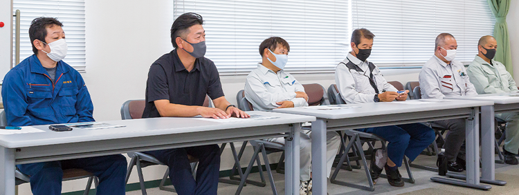 座談会の様子。電気工事会社の皆様