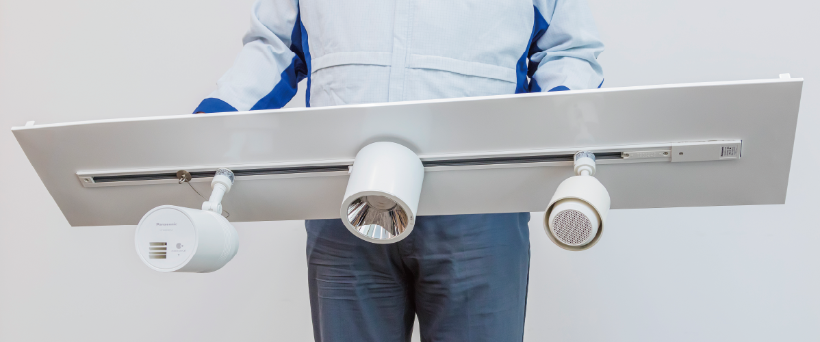 スポットライト型ナノイーX発生機、小型シーリングライト 配線ダクト用、ワイヤレススピーカーをフラットタイプに取り付けた写真